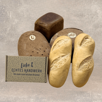 MGB Meisterbox mit 5 glutenfreien Backwaren: Steinofenbrot, Buchweizenbrot, Baguette und Butterkekse für Zöliakie-Betroffene.