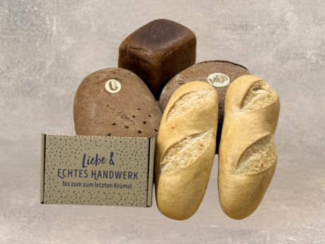 MGB Meisterbox mit 5 glutenfreien Backwaren: Steinofenbrot, Buchweizenbrot, Baguette und Butterkekse für Zöliakie-Betroffene.